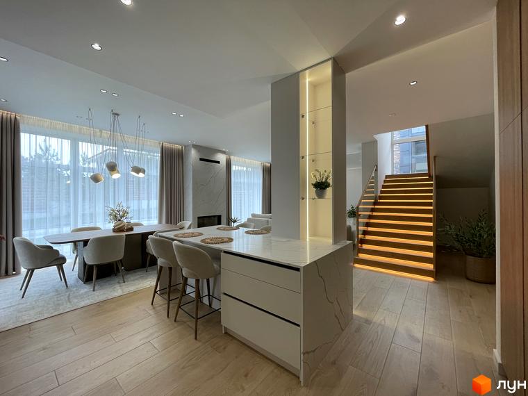 Сучасний інтер'єр будинку в КМ Нова Ходосівка з обідньою зоною та сходами. Прибудинкова територія з рослинністю та природним освітленням.