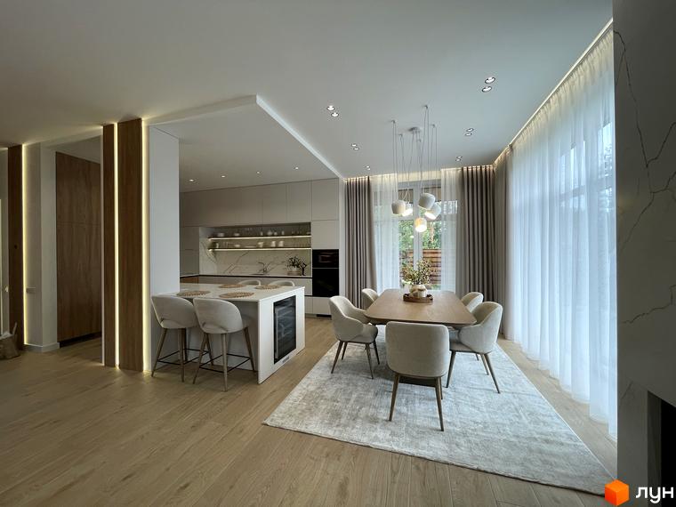 Сучасна кухня з обідньою зоною в житловому комплексі КМ Нова Ходосівка, з великими вікнами та стильними меблями.