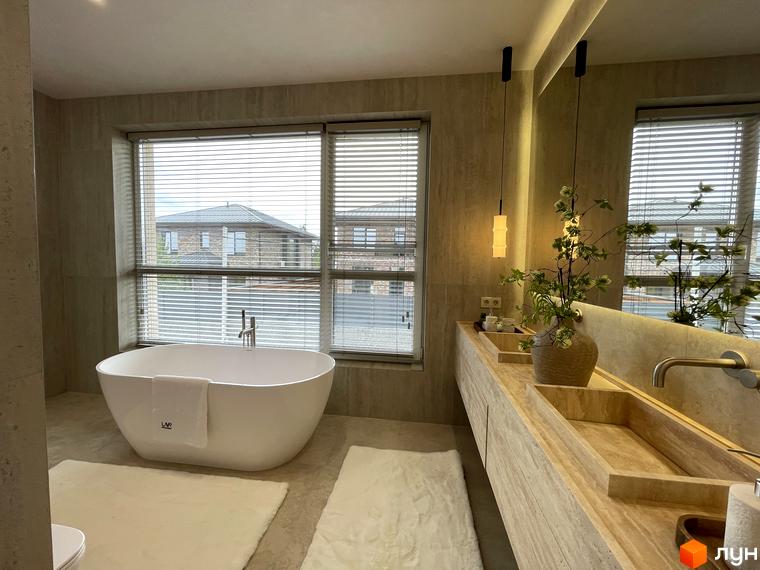 Сучасна ванна кімната в житловому комплексі КМ Нова Ходосівка з великими вікнами та стильними елементами декору.