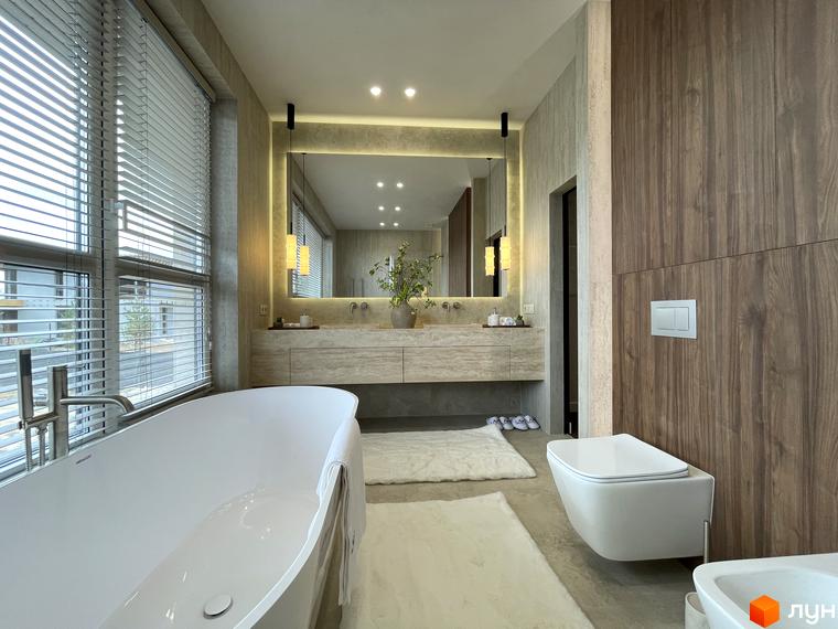 Сучасна ванна кімната з великим вікном, ванною та умивальником. Приємна атмосфера з натуральними матеріалами та затишним освітленням.