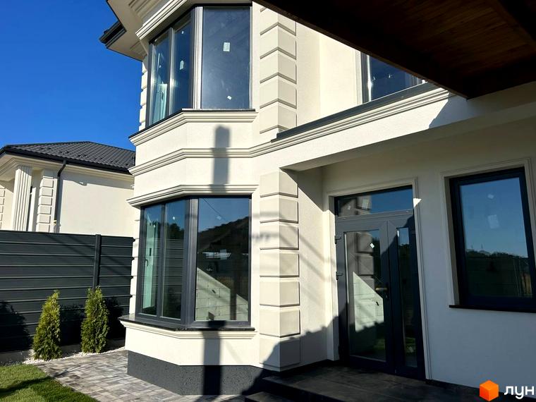 Зовнішній вигляд будинку житлового комплексу Комплекс Благовісний з великими вікнами та прибудинковою територією.