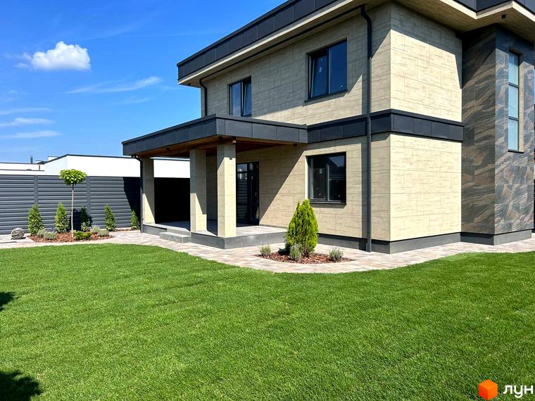 Зовнішній вигляд житлового комплексу Комплекс Прикордонний з зеленим газоном та прибудинковою територією.