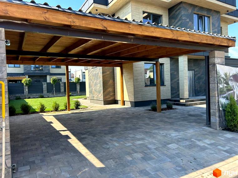 Зовнішній вигляд будинку Комплекс Прикордонний з прибудинковою територією та зеленими насадженнями.