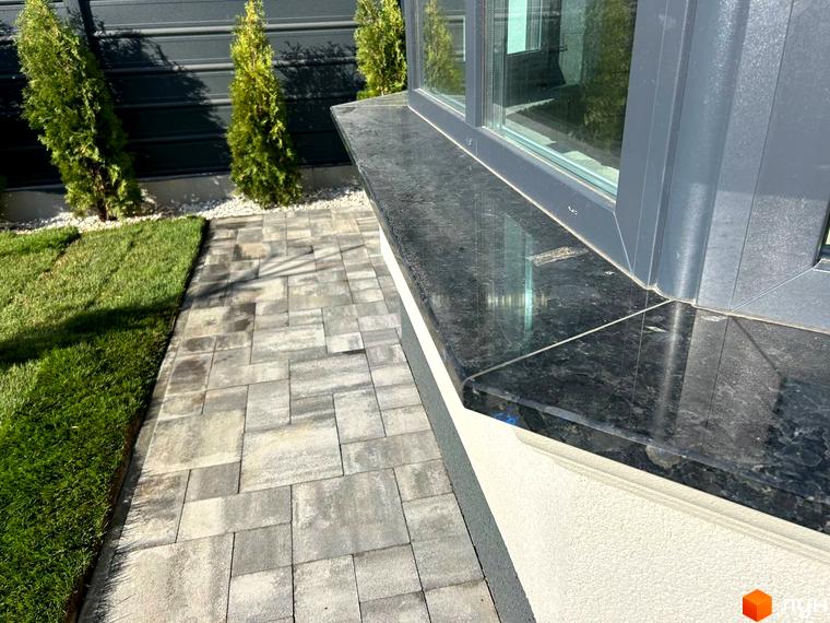 Зовнішній вигляд вікна житлового комплексу Комплекс Благовісний з гранітною підвіконною плитою та доглянутою прибудинковою територією.