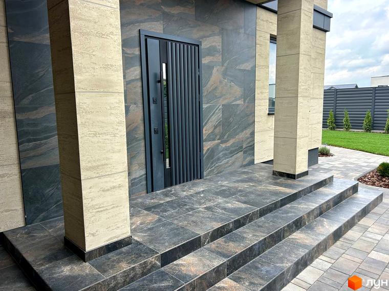 Вхідна зона житлового комплексу Комплекс Прикордонний з сучасними сходами та озелененням. Стильні колони та оформлення фасаду.