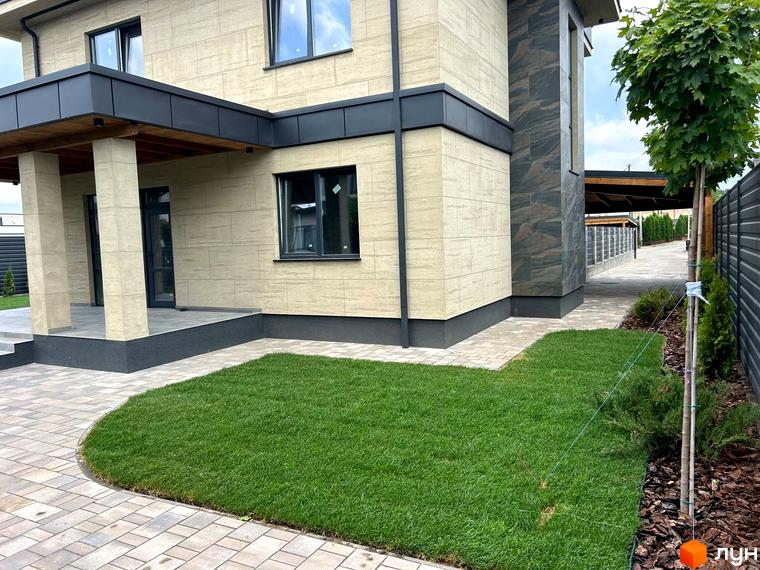 Зовнішній вигляд будинку Комплекс Прикордонний з терасою та прибудинковою територією з газоном і тротуарною плиткою.