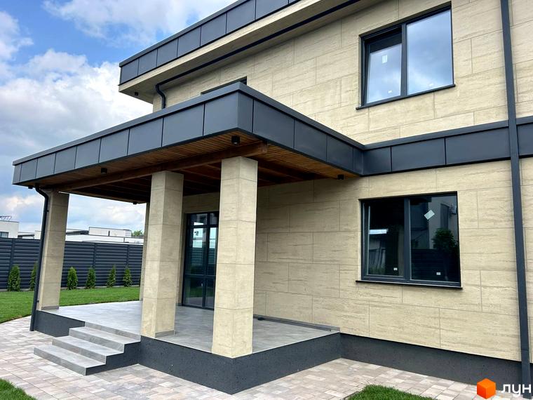 Зовнішній вигляд будинку Комплекс Прикордонний з терасою та сходами. Прибудинкова територія з газоном та декоративними рослинами.