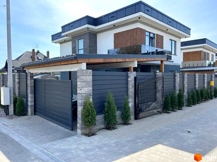 Комплекс Прикордонний з сучасними будинками та огорожею. Прибудинкова територія з зеленими насадженнями та асфальтованою доріжкою.