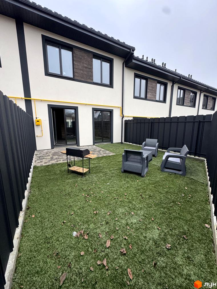 Зовнішній вигляд Таунхауси 40 Estates з прибудинковою територією, озелененням та зоною для відпочинку.