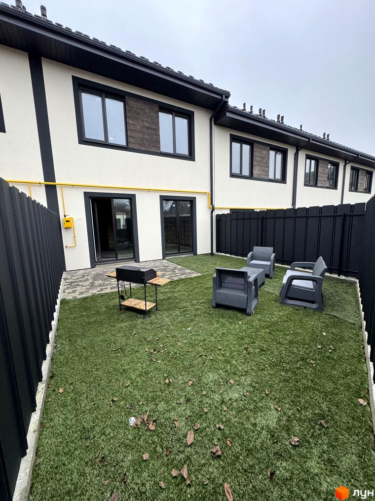 Зовнішній вигляд Таунхауси 40 Estates з прибудинковою територією та зеленим газоном. Сучасні меблі для відпочинку на території.