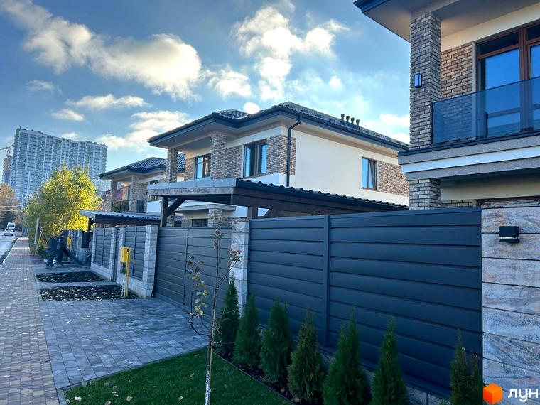 Зовнішній вигляд будинків комплексу Незалежний з прибудинковою територією та озелененням.