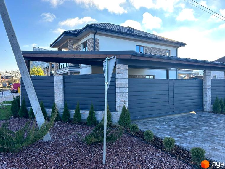 Комплекс Незалежний з сучасним фасадом, огороджений парканом. Прибудинкова територія озеленена та викладена бруківкою.