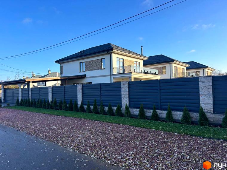 Зовнішній вигляд будинку Комплекс Незалежний з сучасною архітектурою та прибудинковою територією з зеленими насадженнями.