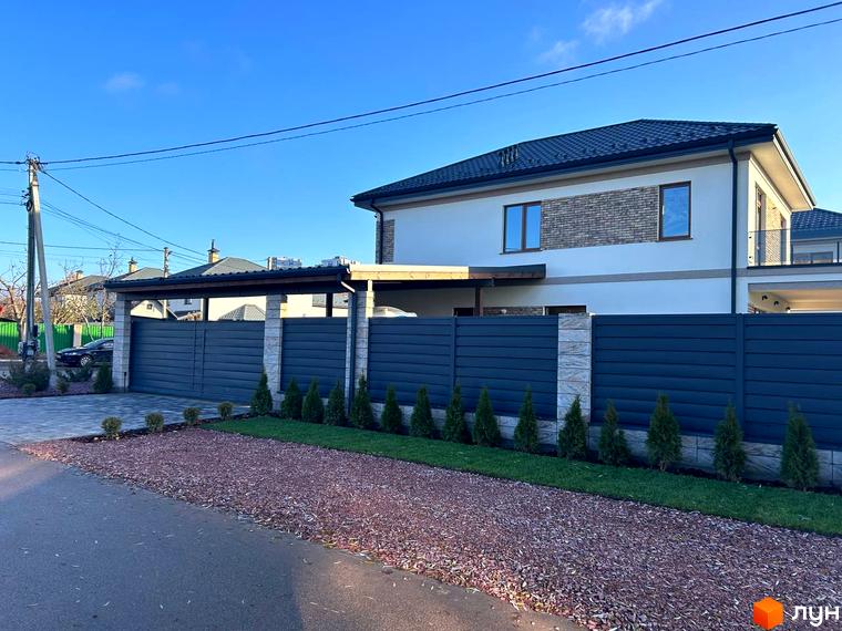 Зовнішній вигляд будинку Комплекс Незалежний з прибудинковою територією та озелененням. Вид на фасад і паркан.