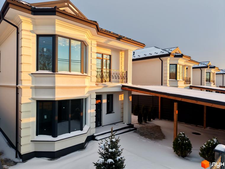 Зовнішній вигляд будинку Комплекс Благовісний з великими вікнами та балконом. Прибудинкова територія з доріжками та зеленими насадженнями.