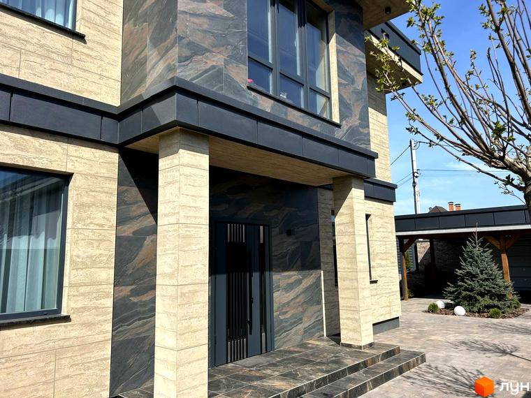 Зовнішній вигляд будинку Комплекс Грушевий з кам'яною обробкою та прибудинковою територією з зеленими насадженнями.