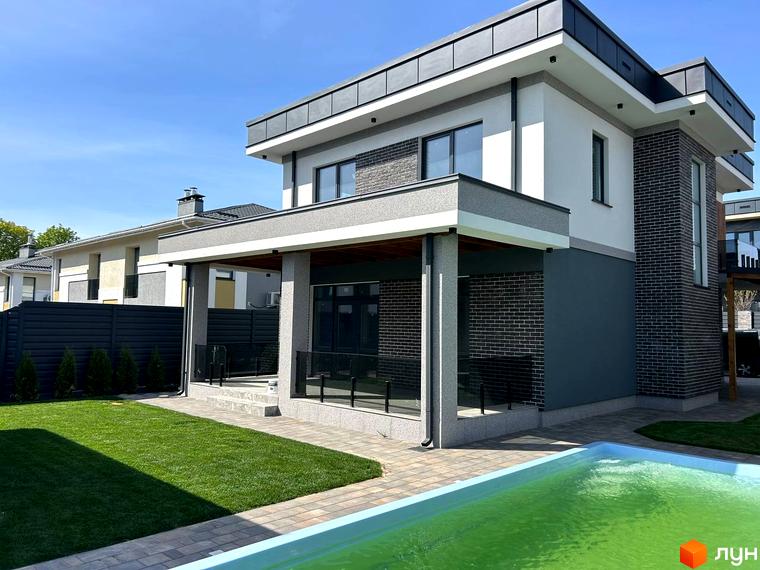 Зовнішній вигляд будинку Комплекс Грушевий з прибудинковою територією та зеленим газоном.