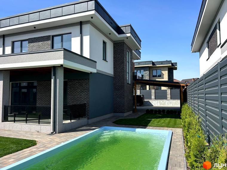 Зовнішній вигляд будинку Комплекс Грушевий з прибудинковою територією та невеликим басейном.