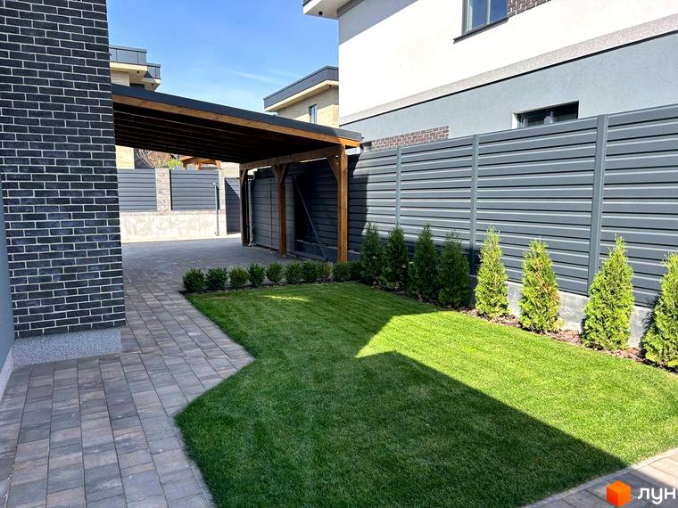 Зовнішній вигляд будинку в житловому комплексі Комплекс Грушевий з прибудинковою територією та зеленими насадженнями.