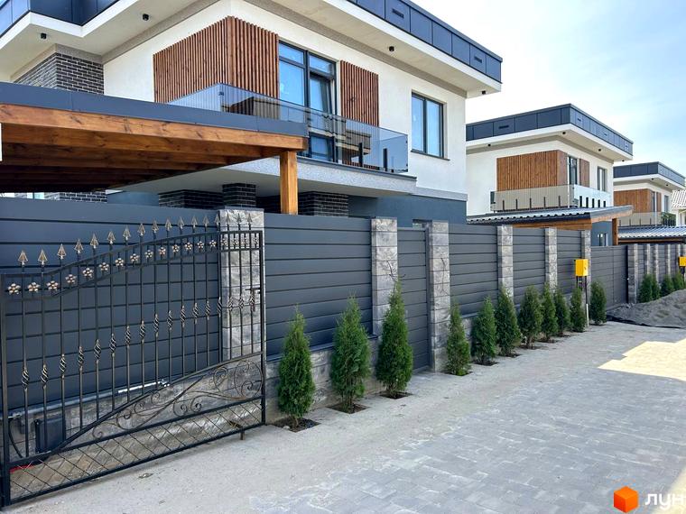 Комплекс Грушевий з сучасними будинками та прибудинковою територією, озелененою хвойними рослинами.