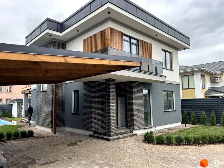 Зовнішній вигляд будинку Комплекс Грушевий з прибудинковою територією, озелененням та паркувальним місцем.