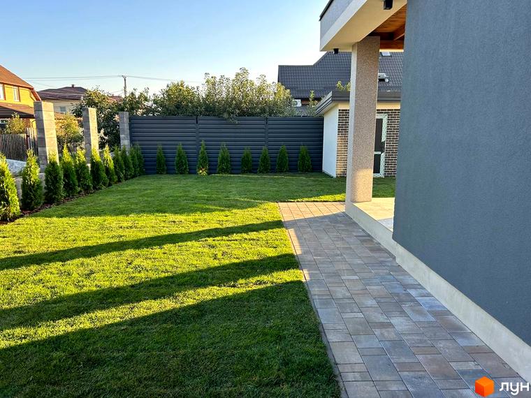 Зовнішній вигляд будинку житлового комплексу Комплекс Грушевий з прибудинковою територією та зеленим газоном.