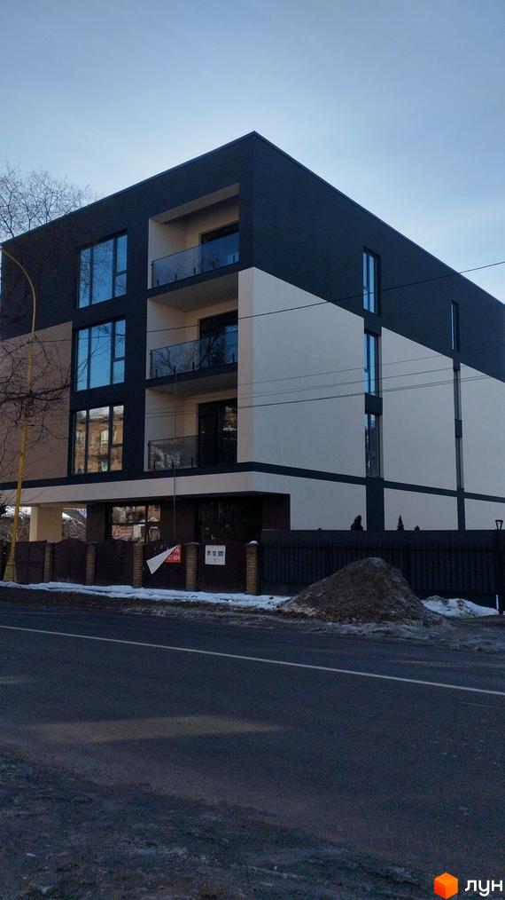 Житловий комплекс на вул. Собранецька, 85, з сучасним фасадом та балконами. Прибудинкова територія з парканом та невеликим снігом.