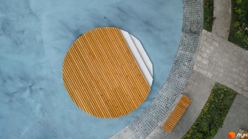 Сучасна прибудинкова територія ЖК Chalet з дерев'яними елементами та водною зоною. Вид на ландшафтний дизайн та зони відпочинку.