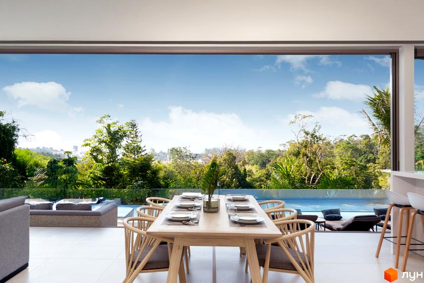 Житловий комплекс Botanic Club House з просторою терасою та басейном на тлі тропічної зелені. Сучасний дизайн екстер'єру та прибудинкової території.