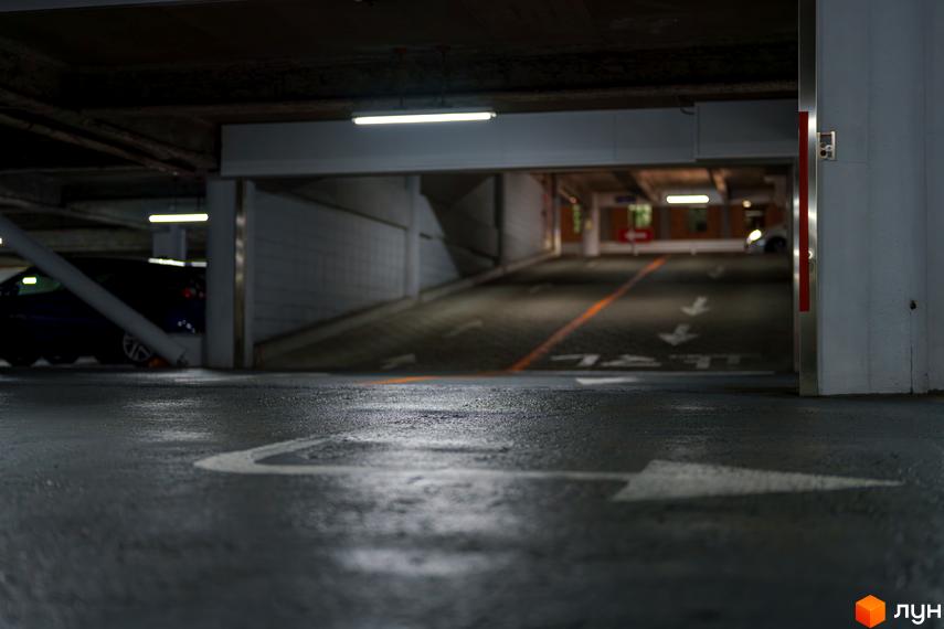 Паркінг житлового комплексу Botanic Club House з розміткою та освітленням. Територія комплексу має зручні під'їзди.