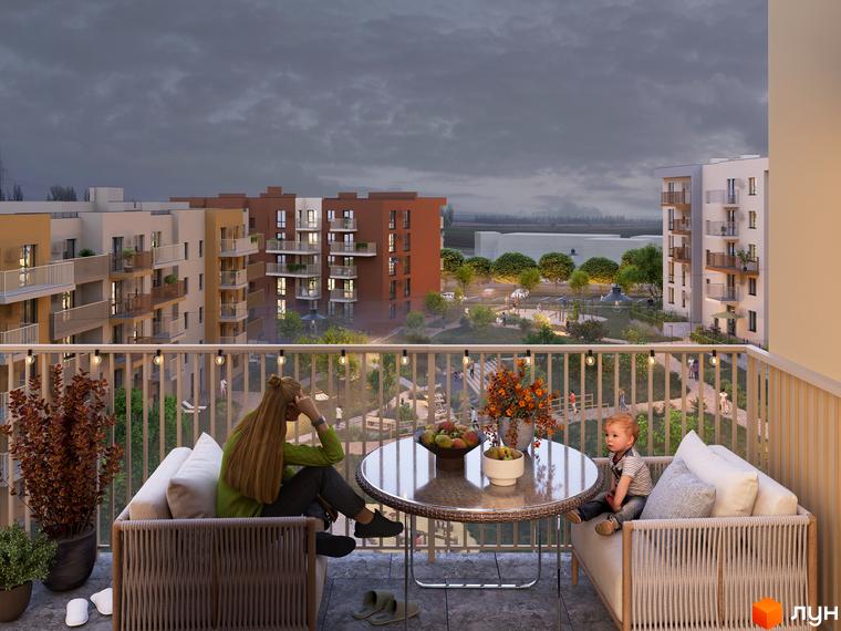 Житловий комплекс Під сонцем: багатоповерхові будинки різних кольорів з балконами та доглянутий двір. На балконі жінка з дитиною.