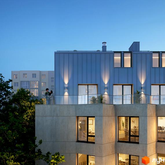 Новобудова ЖК Premium Residents з бетонним фасадом та металевим покриттям. Балкон з скляною огорожею та освітленням. Навколо зелені дерева.