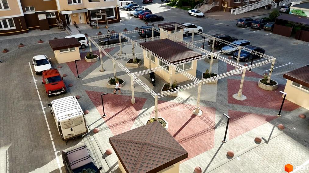 Комплекс Дім у моря: фасади будівель та внутрішній двір з парковкою та зонами відпочинку.