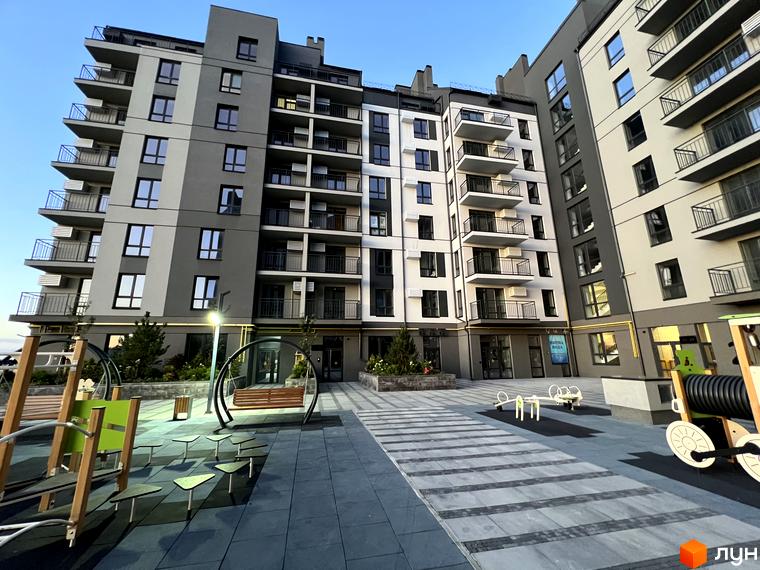 Житловий комплекс Park Residence з фасадами сірого та білого кольорів, балконами та дитячим майданчиком на прибудинковій території.