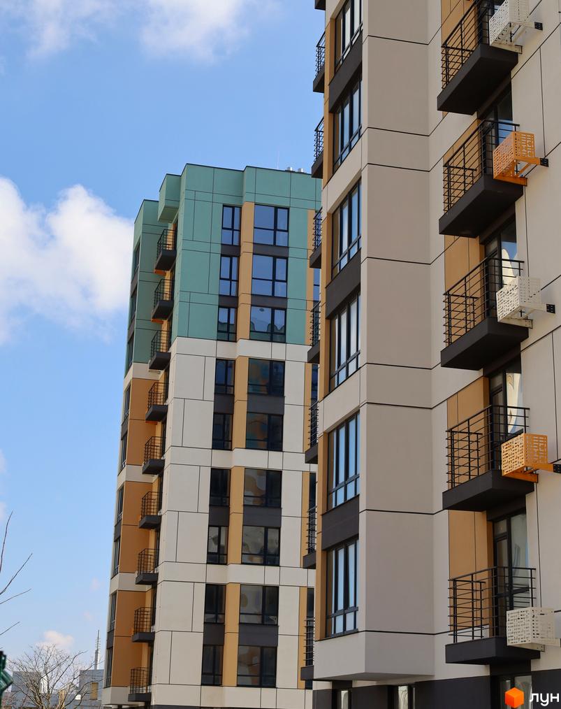 Фасади будівель Житлового комплексу Парус виконані у світлих, бірюзових та помаранчевих тонах, з численними балконами та великими вікнами. На балконах встановлені декоративні решітки.