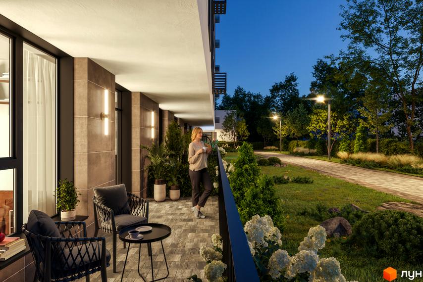 Балкон Житлового комплексу Парус ONE з темними фасадами та підсвічуванням. Поруч розташований озеленений парк з пішохідними доріжками та вуличними ліхтарями.