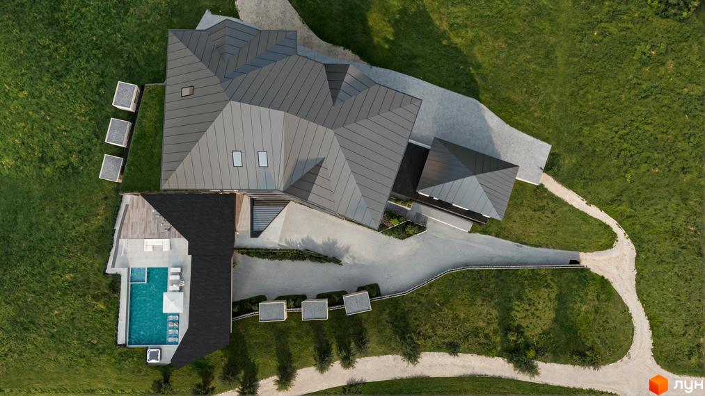 Апарт-готель Rich Stone Family Club з багатоскатним темно-сірим дахом, басейном та дерев'яною терасою. Навколо комплексу зелена територія з гравієвими доріжками.