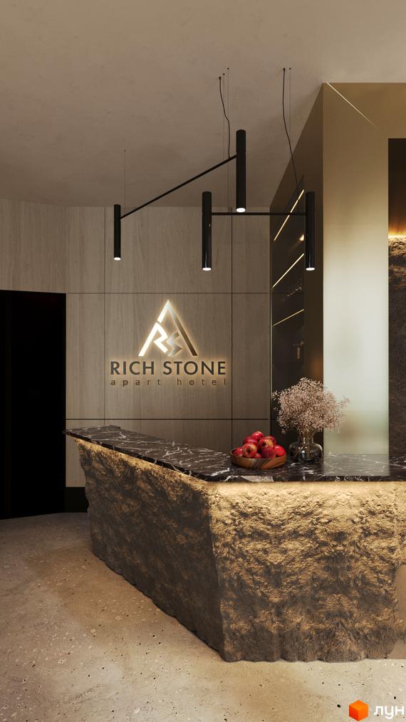 Рецепція Апарт-готель Rich Stone Family Club з масивною кам'яною стійкою, темною мармуровою стільницею та підсвіченим логотипом на дерев'яній панелі.