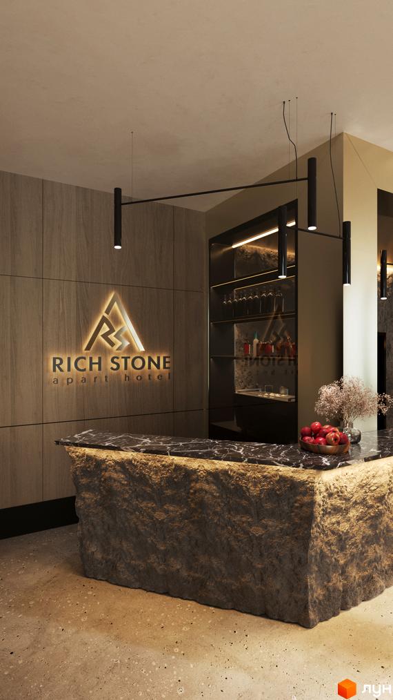Вхідна група апарт-готелю Rich Stone Family Club: рецепція з необробленого каменю, мармуровою стільницею та дерев'яною панеллю з логотипом.