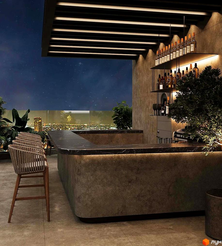 Нічна тераса Житлового комплексу VANTAGE HILL з баром, де видно пляшки на полицях та рослини, з панорамним видом на місто.