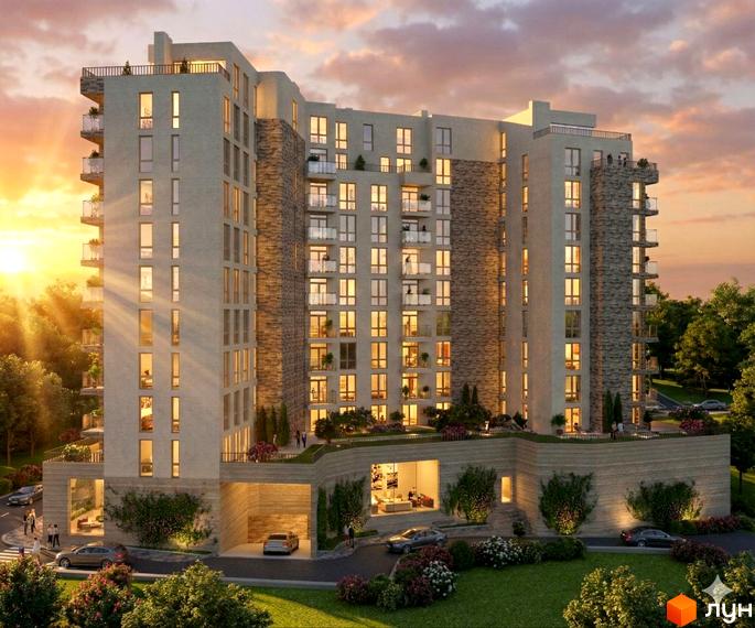 Житловий комплекс SHELEST Residence & SPA з кам'яним оздобленням та балконами на тлі заходу сонця. Навколо зелена територія з деревами та доглянутим газоном.