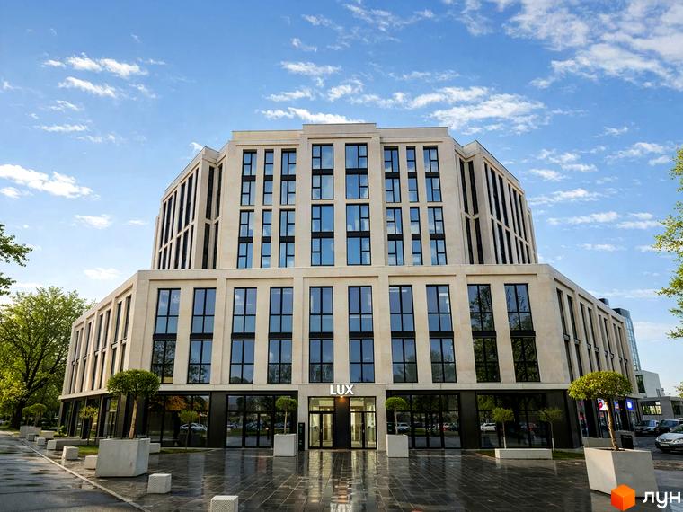Житловий комплекс Standard LUX - сучасна багатоповерхова будівля з великими вікнами та прибудинковою територією з деревами та зонами відпочинку.