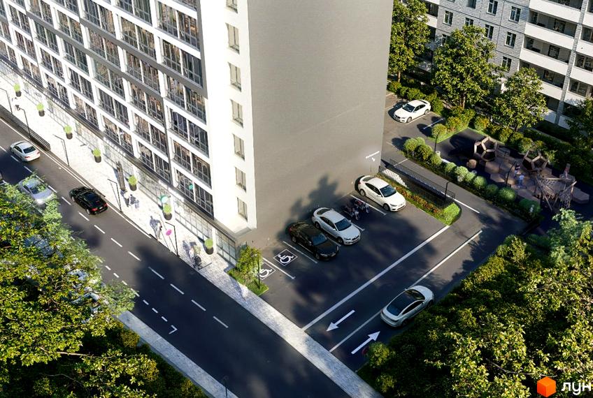 Багатоповерховий житловий будинок з білим фасадом та великими вікнами. Прибудинкова територія Житлового комплексу Prostir комфорту облаштована парковкою, дитячим майданчиком та зеленими насадженнями.