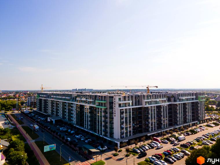 Житловий комплекс PARK LAND - це багатоповерхова новобудова з балконами та паркінгом. Територія навколо будинку упорядкована, з доріжками та зеленими насадженнями.