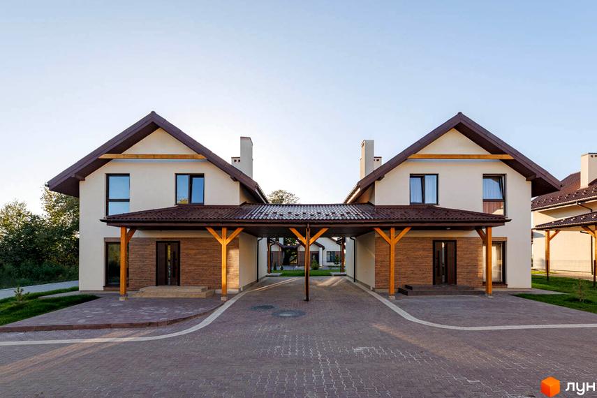 Котеджне містечко Буде Дім. Деревач: два будинки з бежевими фасадами, коричневими дахами та критим проїздом. Прибудинкова територія вимощена бруківкою.