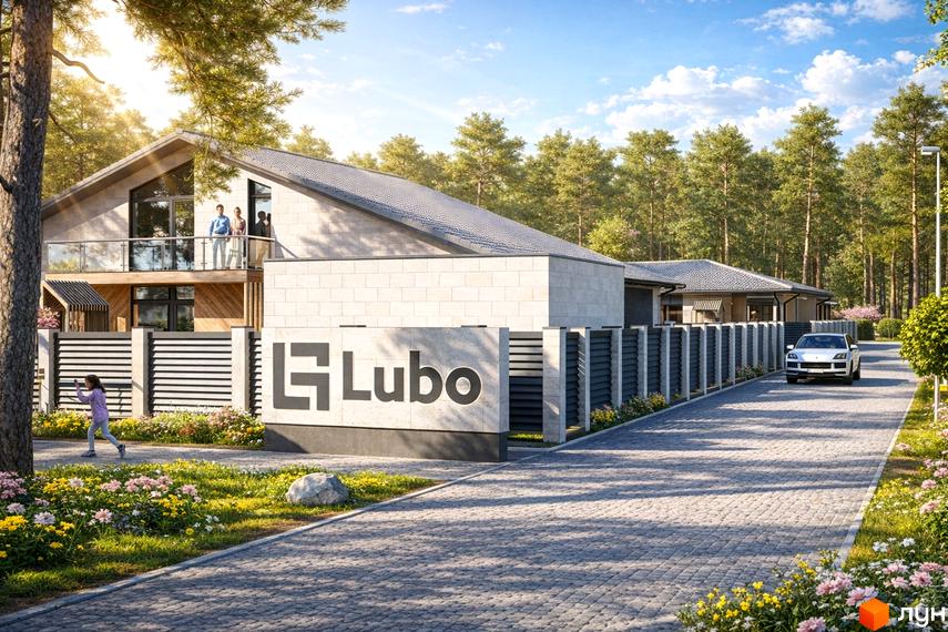 Котеджне містечко Lubo Village. Будинок зі світлої цегли з великими вікнами та балконом, поруч доріжки, квіти та сосновий ліс.