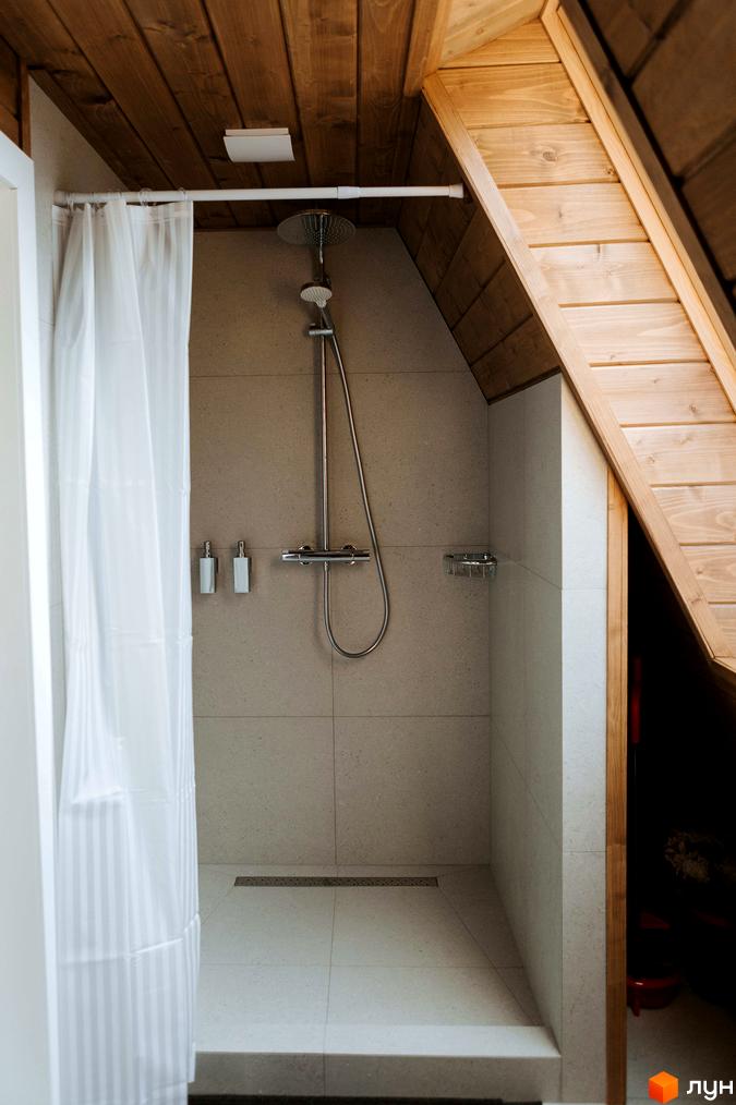 Сучасний дизайн ванної кімнати в комплексі відпочинку УЛІС Ворохта. Душова кабіна з сірою плиткою та дерев'яною обшивкою стелі.
