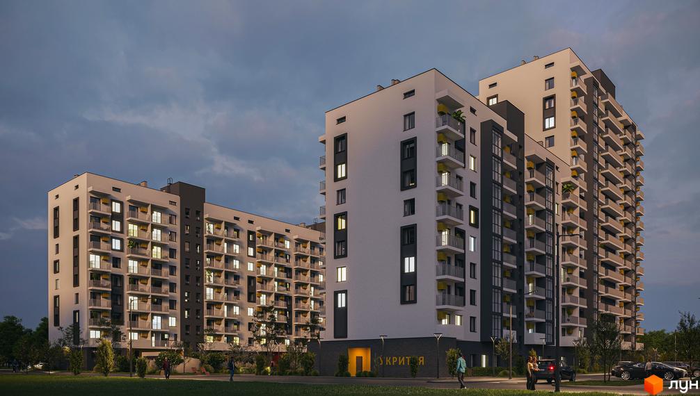 Зовнішній вигляд новобудови ЖК Авантаж 247 з балконами та вікнами, що світяться, на тлі вечірнього неба. Прибудинкова територія з деревами та освітленням.