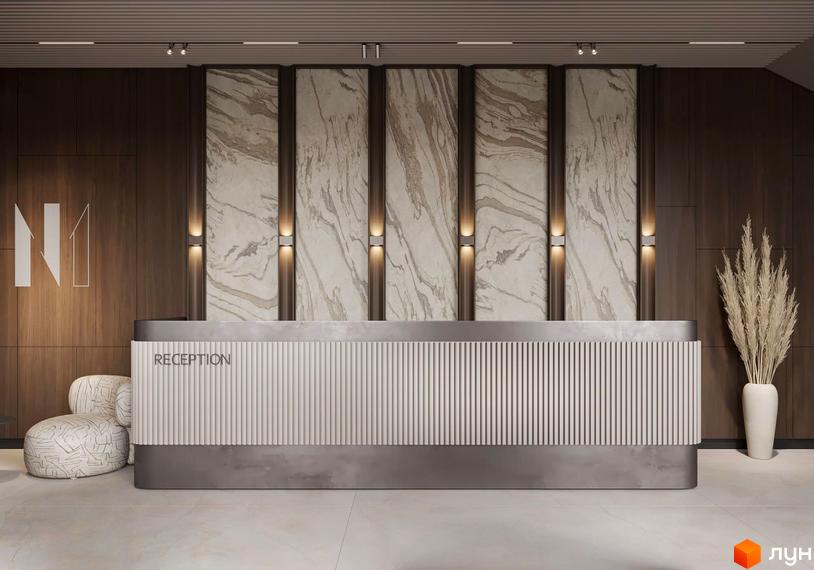 Стійка рецепції в апарт-комплексі Н1 з вертикальним оздобленням та мармуровими вставками на стіні. Поруч розташоване крісло та висока ваза з сухоцвітами.