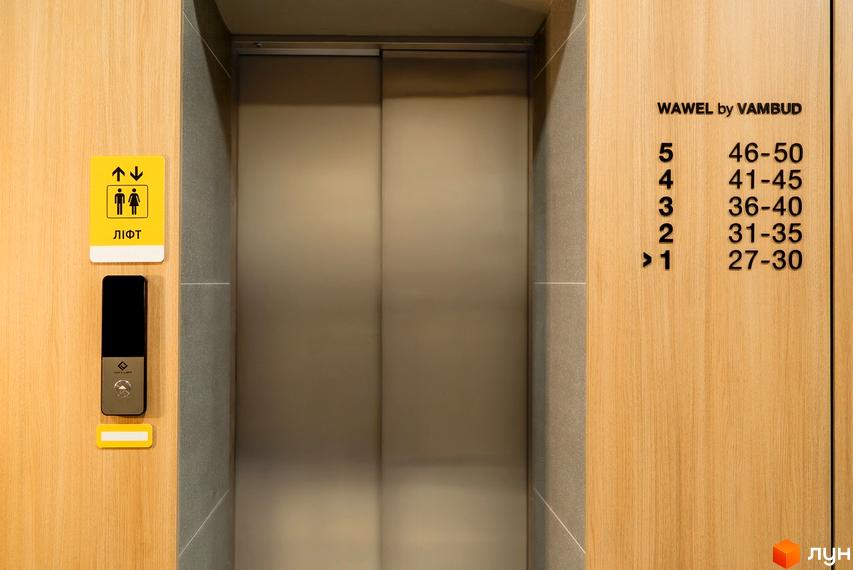Житловий комплекс WAWEL by VAMBUD. Фотографія ліфта з вказівниками поверхів та діапазонів квартир.